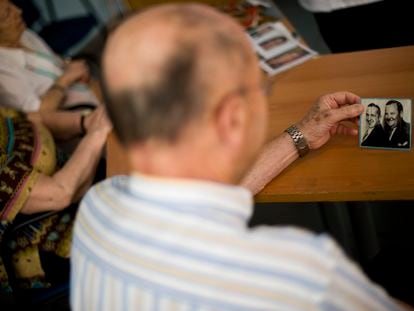 Un anciano mira una foto de 'El gordo y el flaco' en un centro de cuidados para personas con alzhéimer, en Barcelona.