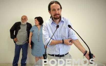 El secretario general de Podemos, Pablo Iglesias. Al fondo, Manuel Espinar y Estefanía Torres.