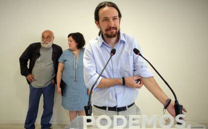 El secretario general de Podemos, Pablo Iglesias. Al fondo, Manuel Espinar y Estefan&iacute;a Torres. 