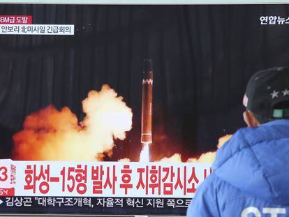 Un hombre observa el misil lanzado por Corea del Norte en un telediario desde Corea del Sur.