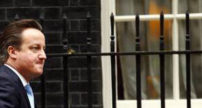 El primer ministro británico, David Cameron (izq), a su salida del número 10 de Downing Street. EFE/Archivo