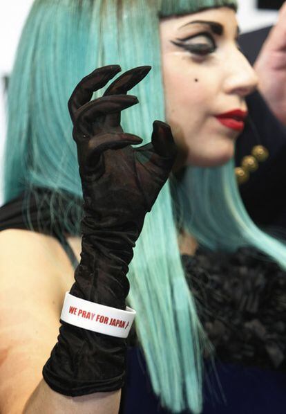 La cantante Lady Gaga muestra una de sus pulseras solidarias en una rueda de prensa en Tokio el 23 de junio.