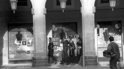 Miembros de la Ertzaintza patrullan ante la librería Lagun de San Sebastián, atacada varias veces por grupos violentos de jóvenes radicales que apoyan a ETA. Uno de los ataques sucedió en la Nochebuena de 1996.