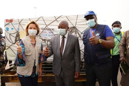 La representante de Unicef, Anne-Claire Dufay, el Ministro de Sanidad de Ghana, Kwaku Agyeman-Manu, en el centro, y el representante de la OMS, Francis Kasolo, a la derecha, tras la llegada del primer envío de vacunas covid-19 distribuidas por Covax en el Aeropuerto Internacional de Kotoka en Accra, capital de Ghana el 24 de febrero de 2021.
