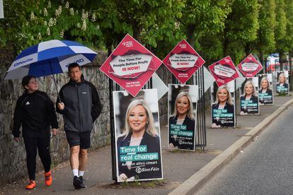 Carteles de la candidata del Sinn Féin, Michelle O'Neill, en una zona republicana de Belfast, este martes.
