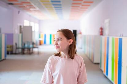 Sofiia, de 13 años, visita su escuela en Irpin, cerca de Kiev, mientras está siendo reparada. Ella y su familia volvieron a la ciudad en mayo, tras tres meses de huida. 
Sofiia estuvo estudiando a distancia, pero volverá al colegio de forma presencial. Le encanta la Historia y quiere ser periodista.