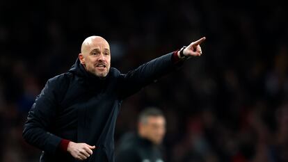 Erik Ten Hag da instrucciones a sus jugadores durante el Arsenal-Manchester United del pasado domingo.