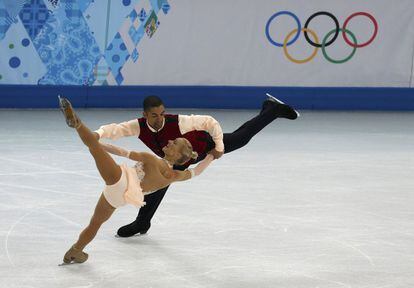 Aliona Savchenko y Robin Szolkowy compiten en la prueba de patinaje artístico.