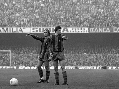 Los futbolistas holandeses del Barcelona Johan Neeskens (izquierda) y Johan Cruyff, en una imagen sin datar publicada en el diario 'Pueblo'.