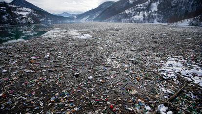 Botellas de plástico y otros restos de basura en el lago Potpecko, cerca de Priboj (Serbia).