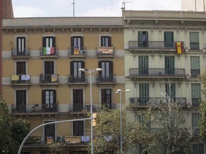 Diferentes banderas cuelgan de los balcones de la Plaza de Tetuán, en Barcelona.