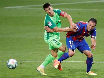 Bustinza (i) presiona a Kike García durante el Eibar-Leganés.