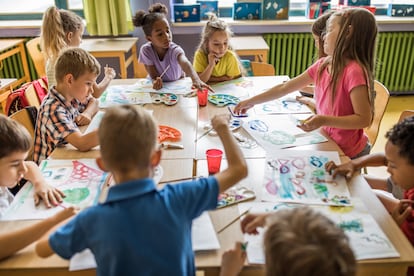 Un grupo de alumnos pinta en el aula de Educación Infantil.