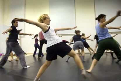 Uno de los talleres de danza impartidos en L'Escorxador de Elche.