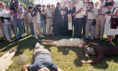 Los cuerpos de los jesuitas asesinados en El Salvador en 1989.