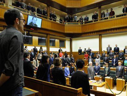Los parlamentarios vascos durante el minuto de silencio por Santiago Brouard.