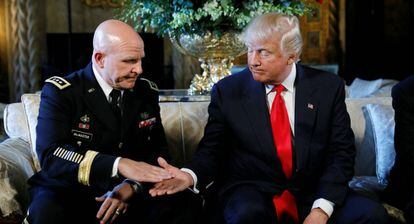 El presidente de EE UU, Donald Trump, le da un apretón de manos a Herbert Raymond McMaster, este martes.