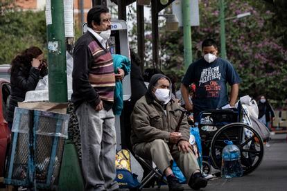 Decenas de personas esperan, a las afueras del Hospital General de México, información de sus familiares internados.