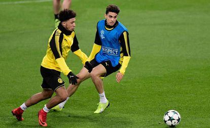 Jadon Sancho pugna con Bartra.