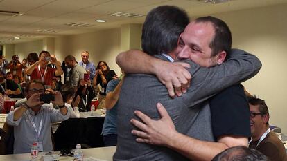 El abrazo entre Mas y David Fernàndez el 9-N.
