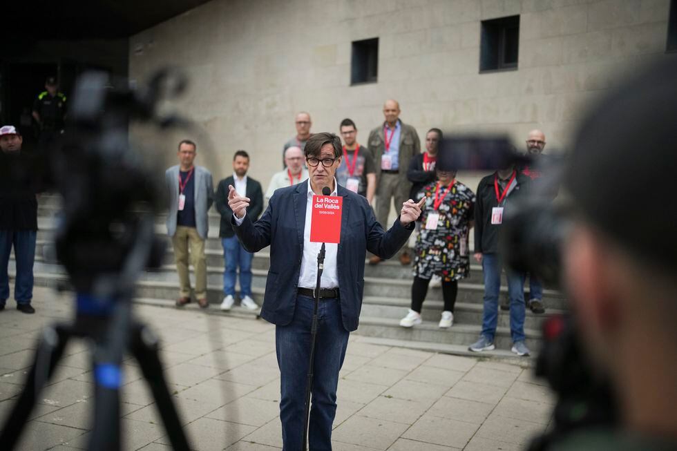 El primer secretario del PSC y candidato a la presidencia de la Generalitat, Salvador Illa, vota en el Centro Cultural La Roca del Vallès de Barcelona, este domingo.