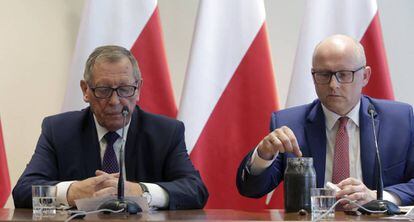El ministro polaco de Medio Ambiente, Andrzej Konieczny (izquierda) y su adjunto, Andrzej Konieczny, con un frasco de escarabajos en la rueda de prensa del lunes en Varsovia.