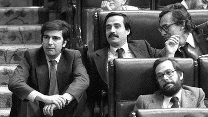 Ernest Lluch (sentado en el pasillo) junto a Pedro Bofill y Luis Solana, en la moción de censura al Gobierno de Adolfo Suárez, en 1980.