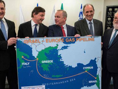 De izquierda a derecha, los ministros de Energ&iacute;a de Chipre, Yiorgos Lakkotrypis; Italia, Carlo Calenda; Israel, Yuval Steinitz; Grecia, Giorgos Stathaki, y el comisario europeo Miguel Arias Canete, en Tel Aviv.