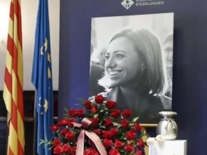 Unas mil personas han dado su último adiós a la ministra en el Ayuntamiento de Esplugues, su ciudad natal, donde se han expuesto sus cenizas