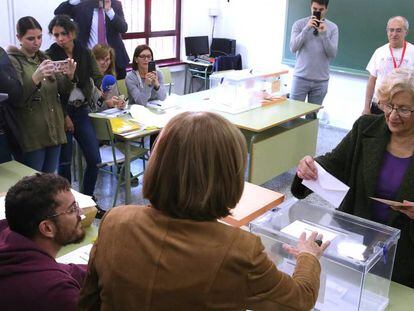 La alcaldesa de Madrid y candidata de Más Madrid a repetir en la Alcaldía, Manuela Carmena, vota este domingo en el instituto Conde de Orgaz.