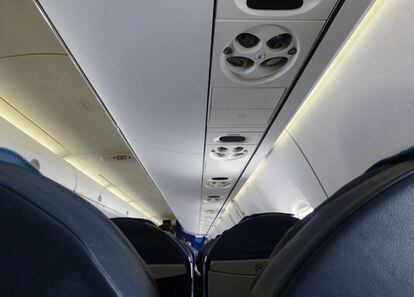 Conductos de salida de aire acondicionado sobre los asientos de los pasajeros.