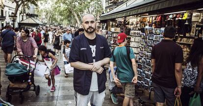 Pablo Abecasis, de 37 años, delante del quiosco donde trabaja en La Rambla. El 17 de agosto fue atropellado gravemente por Younes. Lo recuerda todo. “La furgoneta vino directamente a mí. Me levantó por el aire. Pegué con la cabeza en el parabrisas. Creí que me moría”.