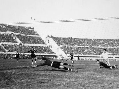 El arquero mexicano, Oscar Bonfiglio, se estira ante el remate del delantero argentino Guillermo Stábile, en el partido disputado el 19 de julio de 1930 en Montevideo.
