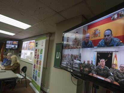 Conexión por vídeo con bases militares en el exterior, desde la sede de UNED en Madrid.