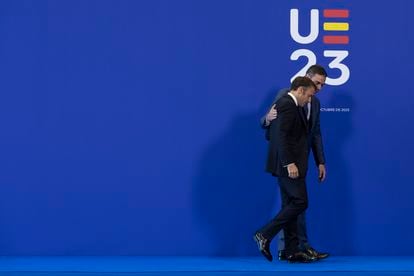 Pedro Sánchez recibe a Emmanuel Macron, en el inicio de la reunión del Consejo Europeo Informal (EUCO), celebrada este viernes en Granada.