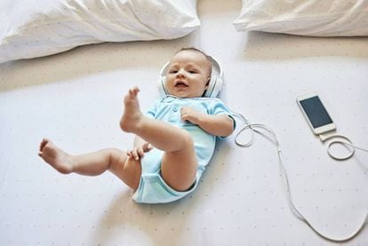 Un bebé disfruta de la música. 
