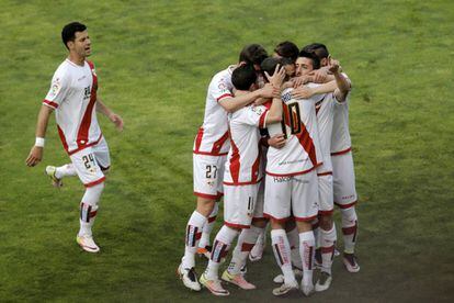 Pablo Hernandez celebra con sus compañeros el gol marcado al Levante.