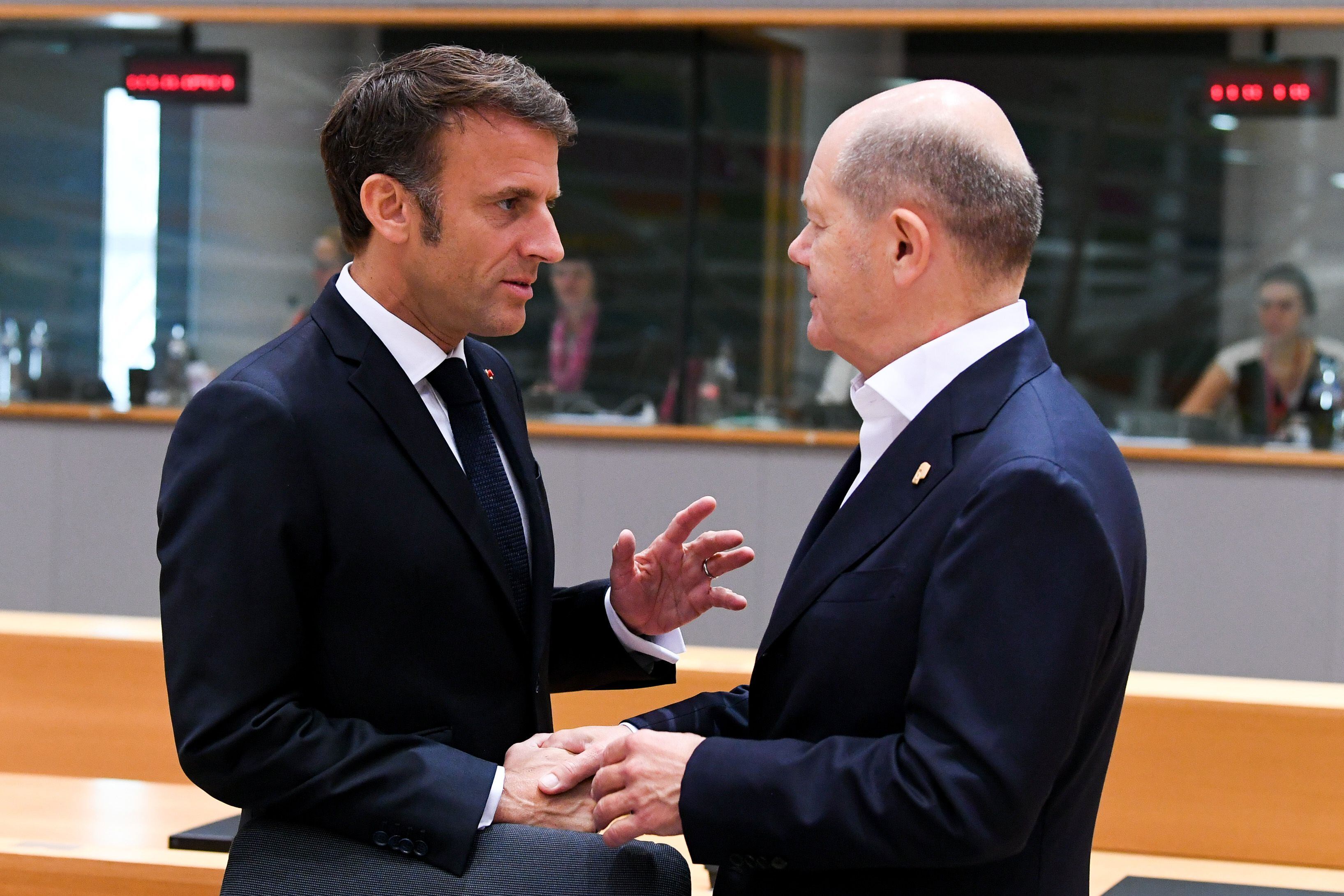 Macron y el canciller alemán, Olaf Scholz, el viernes en Bruselas.