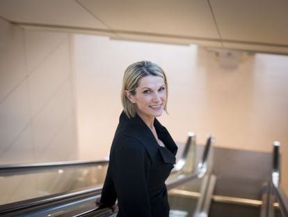 Clare McAndrew, en una de las escaleras de Caixaforum de Barcelona. 