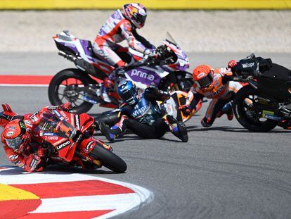 Marc Márquez en el momento del accidente después de derribar a Miguel Oliveira en el GP de Portugal, el pasado domingo.