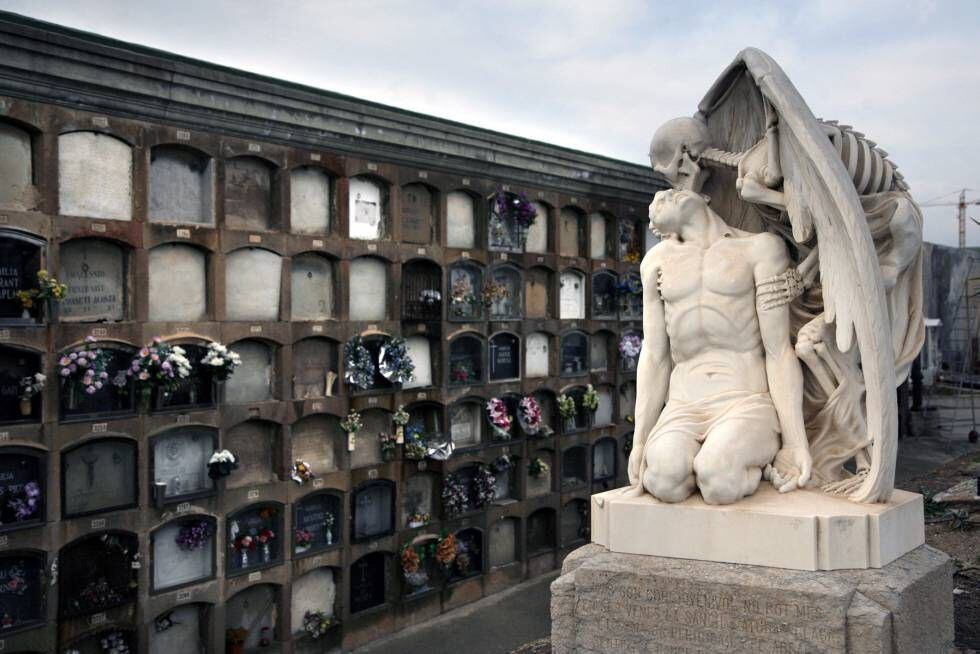 'El beso de la muerte', de Jaume Barba, en el cementerio de Poblenou, en Barcelona.