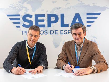 Representantes de Iberia y Vueling durante la firma del acuerdo.