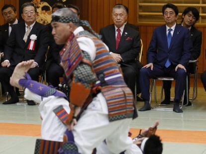 Shinzo Abe (centro, con corbata azul) y Vladimir Putin (segundo por la derecha), el pasado viernes en una exhibición de judo en Tokio.