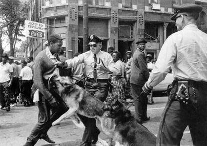Un negro es atacado por un perro de la policía en Alabama, en 1963