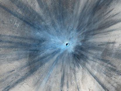 Fotografía de un nuevo cráter, de 30 metros de diámetro, en la superficie de Marte tomada por la sonda espacial 'MRO'.