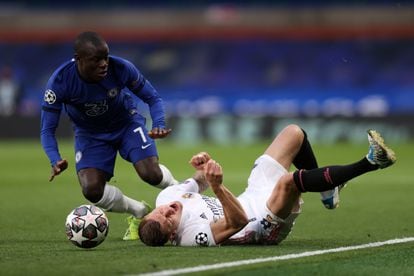 N'Golo Kanté derriba a Toni Kroos este miércoles en Stamford Bridge.