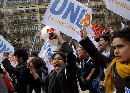 Pancartas y gritos se han venido sucediendo durante la manifestación en toda Francia para expresar su ira contra las reformas laborales que propone el gobierno.