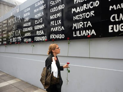 Una mujer deja una rosa en el frente del edificio de la AMIA en Buenos Aires, en enero de 2015.