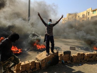 Varios ciudadanos protestan junto a una barricada en el centro de Jartum, este lunes.