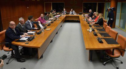 Portavoces del PP en primer plano, en la ponencia de Autogobierno minutos antes de su comienzo.